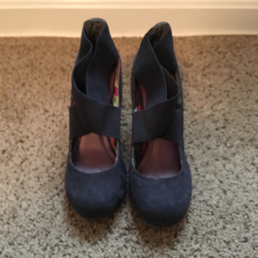 Gently Worn, Size 7 Madden Girl Navy Pump